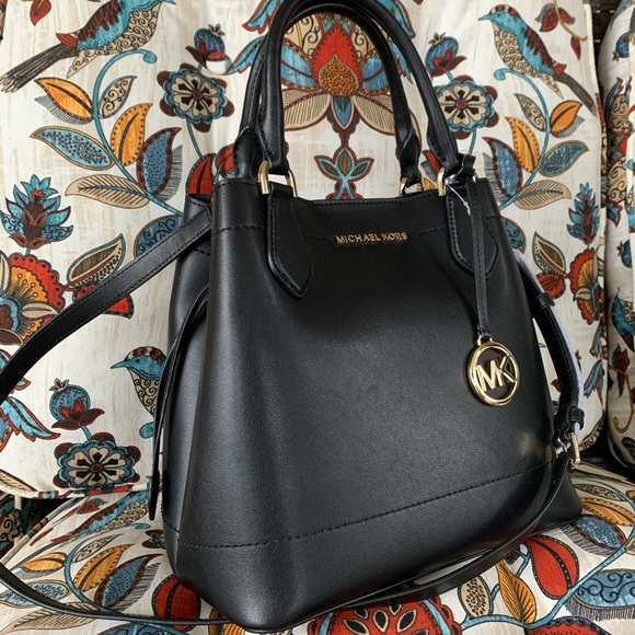New MK black Satchel/ crossbody 🖤 - Picture 2 of 7